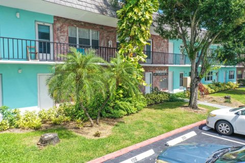 Condo in Hutchinson Island South, Florida, 1 bedroom  № 670643 - photo 8