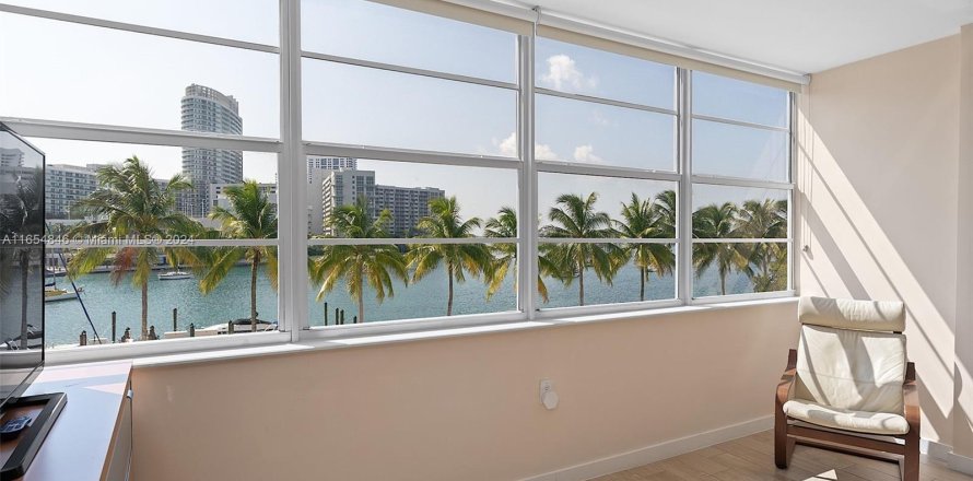 Estudio en el Condominio en Miami Beach, Florida  № 1353913