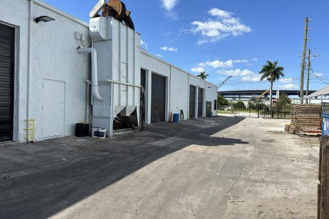 Commercial property in Dania Beach, Florida № 874681 - photo 24