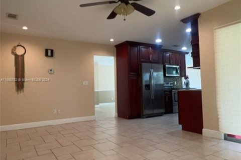 House in Port St. Lucie, Florida 3 bedrooms, 163.42 sq.m. № 1355030 - photo 15