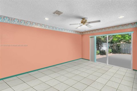 House in Pembroke Pines, Florida 3 bedrooms, 205.87 sq.m. № 1417834 - photo 7