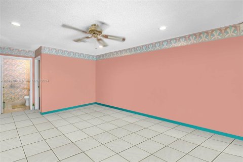 House in Pembroke Pines, Florida 3 bedrooms, 205.87 sq.m. № 1417834 - photo 8