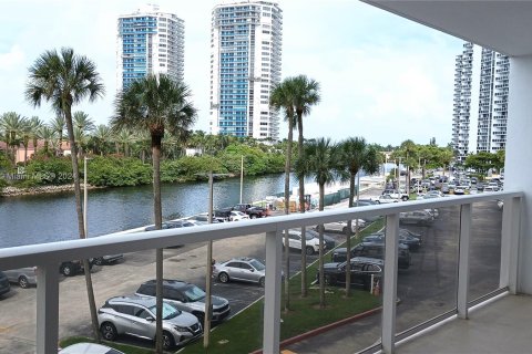 Condo in Aventura, Florida, 2 bedrooms  № 1351991 - photo 20