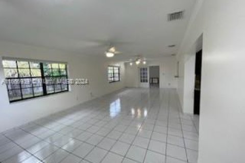 House in Miami, Florida 5 bedrooms, 203.73 sq.m. № 1380628 - photo 1