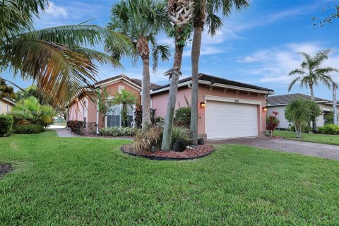 House in Port St. Lucie, Florida 3 bedrooms, 142.33 sq.m. № 1427442 - photo 1