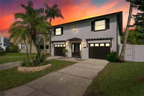 House in Redington Beach, Florida 4 bedrooms, 214.6 sq.m. № 1344763 - photo 3