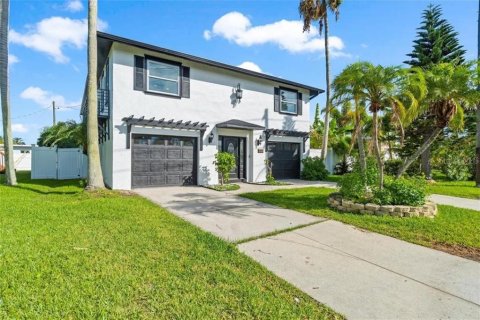 House in Redington Beach, Florida 4 bedrooms, 214.6 sq.m. № 1344763 - photo 1