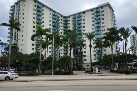 Condominio en venta en Hollywood, Florida, 2 dormitorios, 108.97 m2 № 1391782 - foto 2