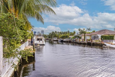 House in North Miami Beach, Florida 4 bedrooms, 239.32 sq.m. № 1348709 - photo 5