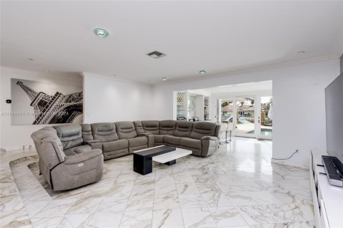 House in North Miami Beach, Florida 4 bedrooms, 239.32 sq.m. № 1348709 - photo 13