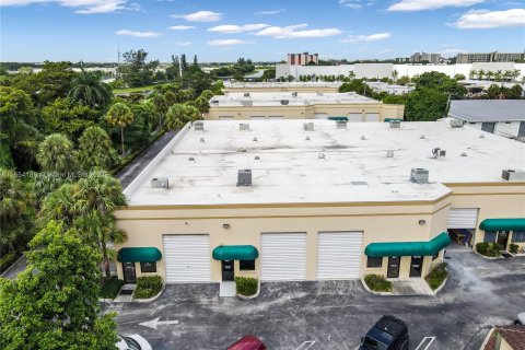 Commercial property in Pompano Beach, Florida № 1348754 - photo 2