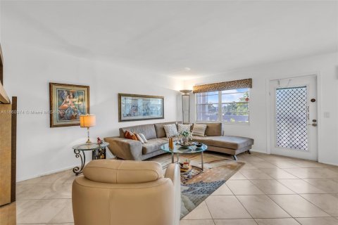 Condo in Deerfield Beach, Florida, 2 bedrooms  № 1374265 - photo 12