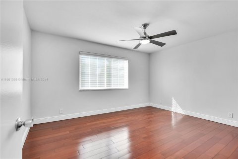 Condo in Pembroke Pines, Florida, 2 bedrooms  № 1374266 - photo 10