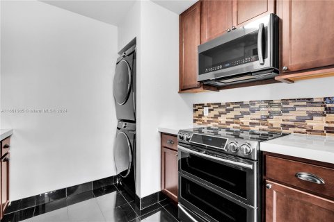 Condo in Pembroke Pines, Florida, 2 bedrooms  № 1374266 - photo 9