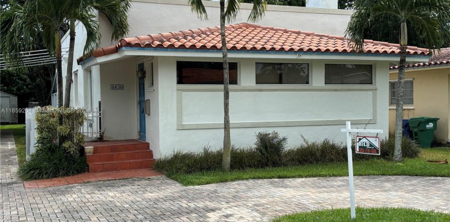 House in Miami, Florida 2 bedrooms, 137.5 sq.m. № 1374263