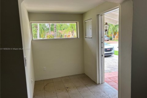 House in Miami, Florida 2 bedrooms, 137.5 sq.m. № 1374263 - photo 17