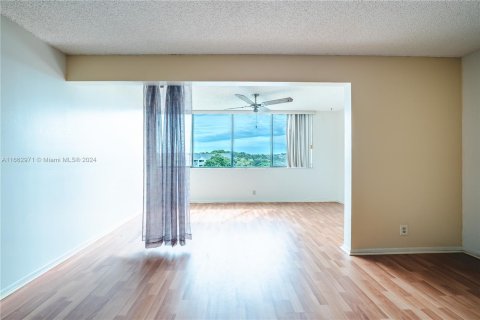 Condo in North Lauderdale, Florida, 2 bedrooms  № 1374304 - photo 4