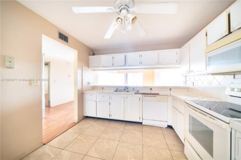 Condo in North Lauderdale, Florida, 2 bedrooms  № 1374304 - photo 11