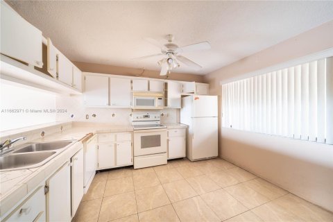 Condo in North Lauderdale, Florida, 2 bedrooms  № 1374304 - photo 12