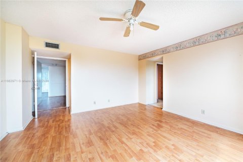 Condo in North Lauderdale, Florida, 2 bedrooms  № 1374304 - photo 20