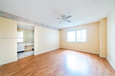 Condo in North Lauderdale, Florida, 2 bedrooms  № 1374304 - photo 19