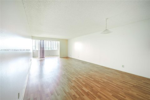 Condo in North Lauderdale, Florida, 2 bedrooms  № 1374304 - photo 6