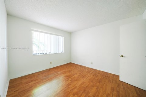 Condo in North Lauderdale, Florida, 2 bedrooms  № 1374304 - photo 16