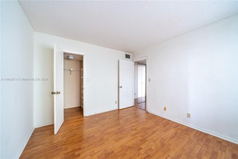 Condo in North Lauderdale, Florida, 2 bedrooms  № 1374304 - photo 17