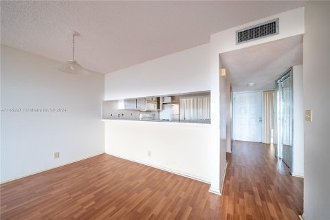 Condo in North Lauderdale, Florida, 2 bedrooms  № 1374304 - photo 2