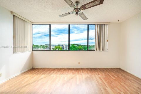 Condo in North Lauderdale, Florida, 2 bedrooms  № 1374304 - photo 5