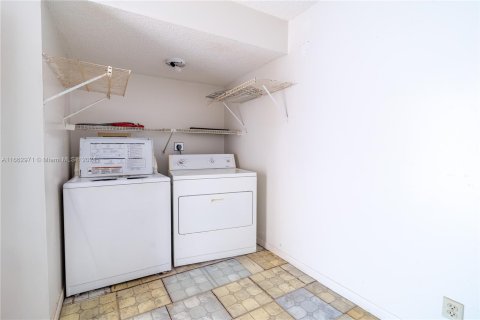 Condo in North Lauderdale, Florida, 2 bedrooms  № 1374304 - photo 25