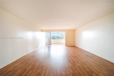 Condo in North Lauderdale, Florida, 2 bedrooms  № 1374304 - photo 3