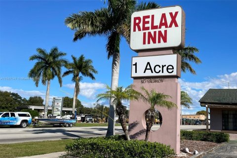 Hotel en venta en Clewiston, Florida № 990356 - foto 1