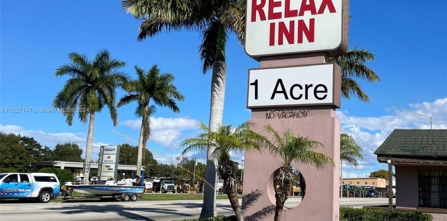 Hotel in Clewiston, Florida № 990356