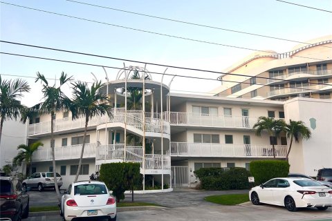 Copropriété à vendre à Bay Harbor Islands, Floride: 2 chambres, 69.68 m2 № 963232 - photo 1