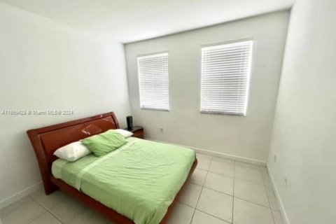 Townhouse in Doral, Florida 4 bedrooms, 175.96 sq.m. № 1120329 - photo 16