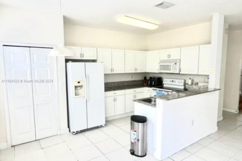 Townhouse in Doral, Florida 4 bedrooms, 175.96 sq.m. № 1120329 - photo 5