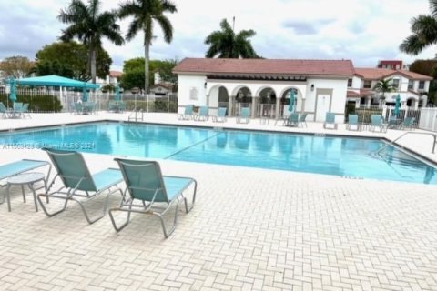 Townhouse in Doral, Florida 4 bedrooms, 175.96 sq.m. № 1120329 - photo 3