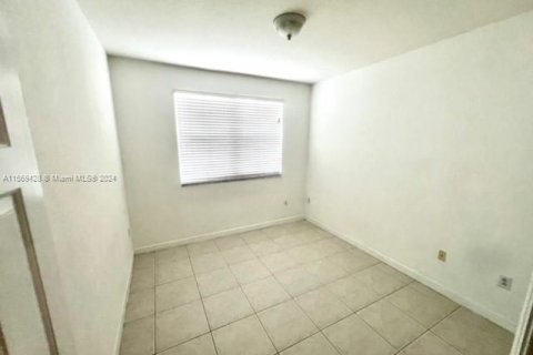 Townhouse in Doral, Florida 4 bedrooms, 175.96 sq.m. № 1120329 - photo 19