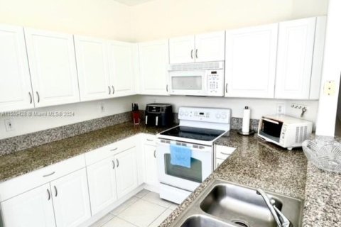 Townhouse in Doral, Florida 4 bedrooms, 175.96 sq.m. № 1120329 - photo 4