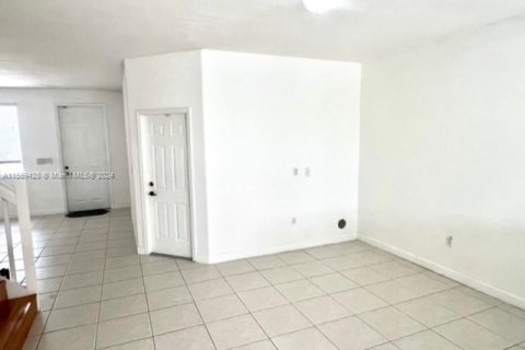 Townhouse in Doral, Florida 4 bedrooms, 175.96 sq.m. № 1120329 - photo 6