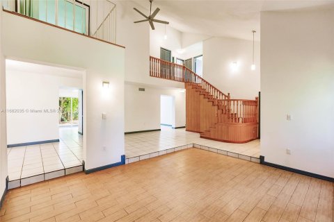 House in Miami, Florida 5 bedrooms, 237.27 sq.m. № 1413704 - photo 15