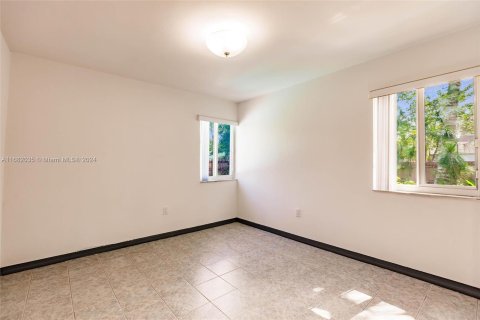 House in Miami, Florida 5 bedrooms, 237.27 sq.m. № 1413704 - photo 24