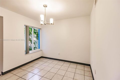 House in Miami, Florida 5 bedrooms, 237.27 sq.m. № 1413704 - photo 17