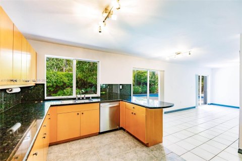 House in Miami, Florida 5 bedrooms, 237.27 sq.m. № 1413704 - photo 23