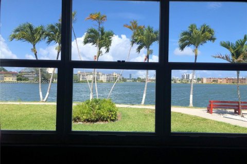 Condominio en venta en Miami, Florida, 1 dormitorio, 78.6 m2 № 1406192 - foto 2