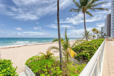 Condo in Fort Lauderdale, Florida, 2 bedrooms  № 1182574 - photo 1