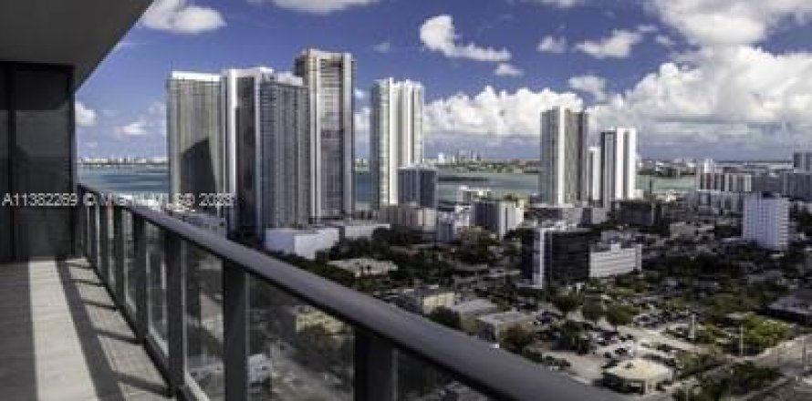 Condominio en Miami, Florida, 2 dormitorios  № 762180