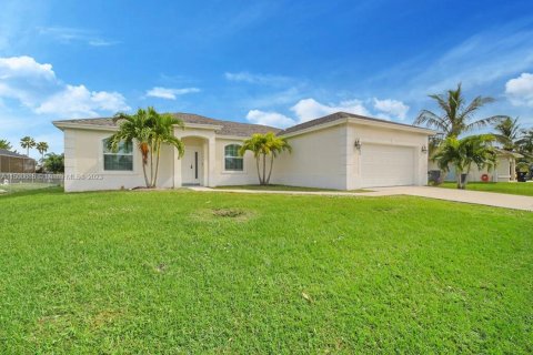 Villa ou maison à vendre à Port St. Lucie, Floride: 4 chambres, 184.78 m2 № 887841 - photo 2