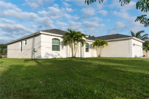 House in Port St. Lucie, Florida 4 bedrooms, 184.78 sq.m. № 887841 - photo 3